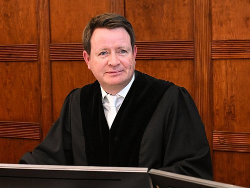 Richter Tobias Oelsner sprach das Urteil. - © Britta Pedersen/dpa