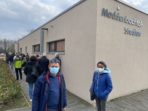 Wie Elaine und Michael Müller warten am Freitagnachmittag viele Menschen vor dem Testzentrum Harsewinkel am Prozessionsweg. Der negative Test soll bei der Arbeit, bei Verwandtenbesuchen und beim Einkauf Sicherheit geben. - © Burkhard Hoeltzenbein