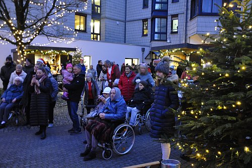 Der Weihnachtsmarkt am Blömkenberg ist geprägt von einer gemütlichen, familiären Atmosphäre. - © DRK/ Rainer Stephan