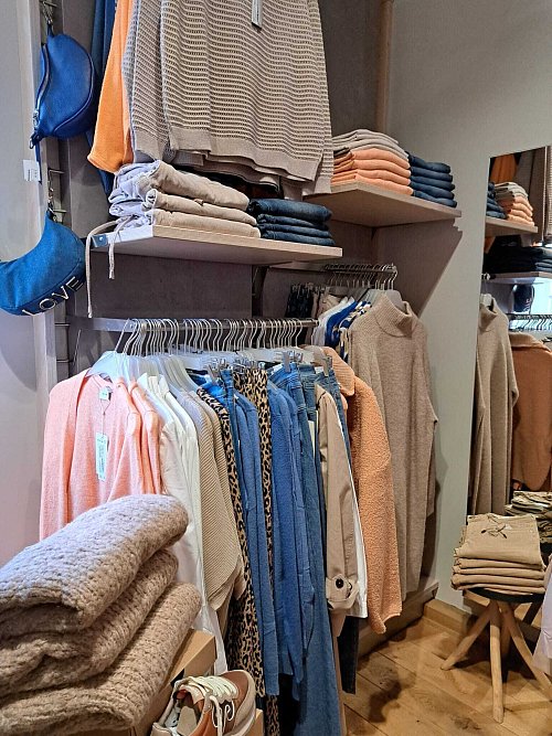In der Boutique Sinneswandel trudeln die ersten Frühjahrsfarben nach und nach ein. - © Melanie Wigger