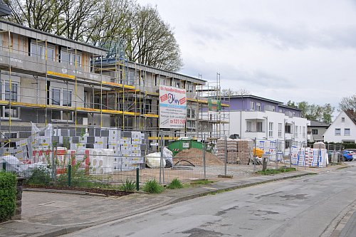 Das zweite Mehrfamilienhaus (rechts) ist im Februar bezogen worden, das dritte (im Vordergrund) befindet sich im Bau. - © Frank Jasper