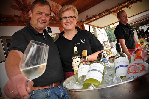 Thomas und Annette Uhlemeyer kredenzen Weine zu Schnitzel- und Spargelgerichten. - © Frank Jasper