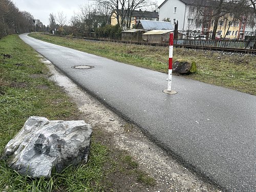 Zwei massive Steine flankieren den Pfosten an den Rändern des Weges und stellen eine zusätzliche Gefahr dar, falls es hier zu Stürzen kommen sollte. - © Heiko Kaiser