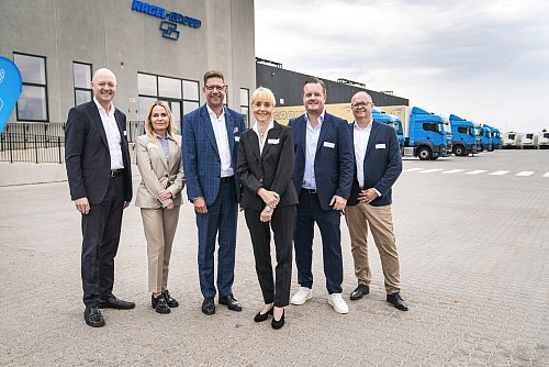 Der neue Logistikstandort im dänischen Vejle wurde eröffnet. Zur Feier kamen auch Marion Nagel (M., Verwaltungsratsvorsitzende der Nagel-Group), Jens Ejner Cristensen (v.l., Bürgermeister Vejle), Bettina Antitsch Mortensen CEO M+ Ejendomme), Carsten Taucke (CEO der Nagel-Group), Tobias Nagel und Jens Henrik Olesen (Managing Director Nagel Nordics). Foto: Nagel-Group - © Nagel-Group