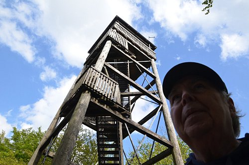 Meteorologe Helmut Bangert nutzt Türme für seine spannenden Fortbildungsveranstaltungen zum Thema Wetter. Am Luisenturm war er dabei zum ersten Mal. Aus seiner Sicht sind vor allem die von dort oben sichtbaren unterschiedlichen Landschaftsformen bemerkenswert. - © Andreas Großpietsch