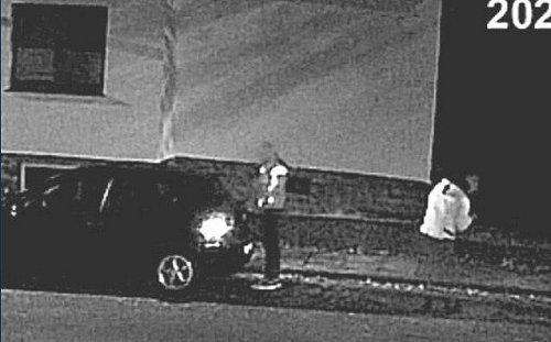 Mit diesem Foto sucht die Polizei nach Tatverdächtigen. - © Polizei Herford
