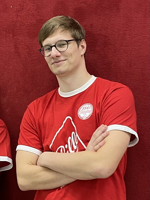 Lukas Lünstroth guckt das deutsche Auftaktspiel mit seinem Team. - © Lukas Lünstroth