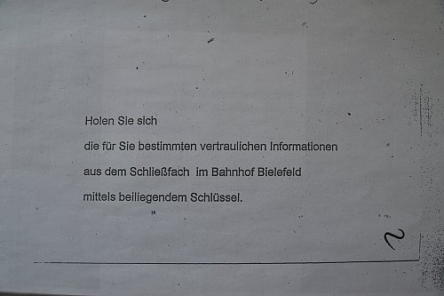 Das Deckblatt der anonymen Anzeige im November 1992, die in einem Schließfach des Bielefelder Bahnhofs hinterlegt wurde. - © Nicole Donath