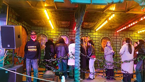 Die Mitglieder vom Versmolder Horrorhof sorgten für Selfie-Gelegenheiten in Osnabrück. - © Nicole Overkamp