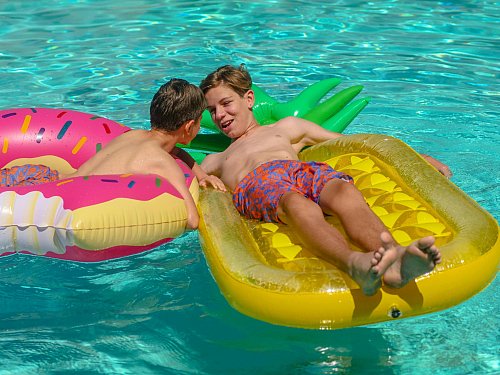 Kinder und Jugendliche zahlen bei der Pool Party in Verl zwei Eur - © Symbolfoto/Pexels