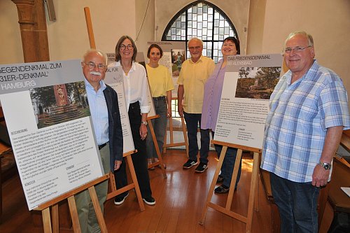 Altbürgermeister Klaus Besser (v. l.), seine Frau Petra Holländer, Jacqueline Lewald vom Kulturbüro der Gemeinde Steinhagen, Kultur-vor-Ort-Vorsitzender Norbert Sievers sowie Pfarrerin Kirsten Schumann und Ralf Engelhardt vom Presbyterium. - © Frank Jasper