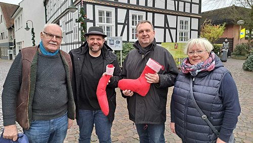 Marktmeister Usmar Carles (v.l.), Bürgermeister Veith Lemmen, Organisator Stefan Meier, Ingrid Welland als Organisatorin des Kunsthandwerkermarktes haben schon einmal die Nikolaus-Stiefel herausgeholt, um sich auf die Vorweihnachtszeit und den Christkindl-Markt einzustimmen. - © Silke Derkum-Homburg