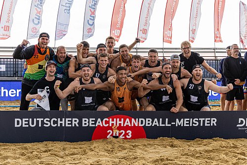 Im vergangenen Jahr gewannen die „12 Monkeys“ die deutsche Meisterschaft im Beachhandball. Dennis Redlich aus Halle (o. r.) hat als Trainer großen Anteil am Erfolg. - © Copyright: Michael Hinz / photominister@gmail.com