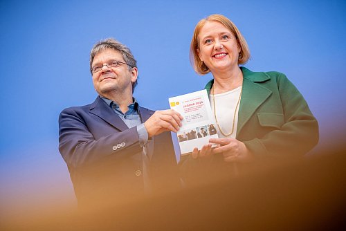 Lisa Paus (Bündnis 90/Die Grünen), Bundesministerin für Familie, Senioren, Frauen und Jugend, und Mathias Albert (Uni Bielefeld) stellen die Shell Jugendstudie 2024 vor. - © Michael Kappeler/dpa