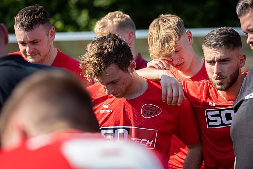 Die Fußballer vom SC Peckeloh sind nach dem 0:2 gegen den FC Brünninghausen total enttäuscht. - © NISEIFOTOS_Nico_Seifert