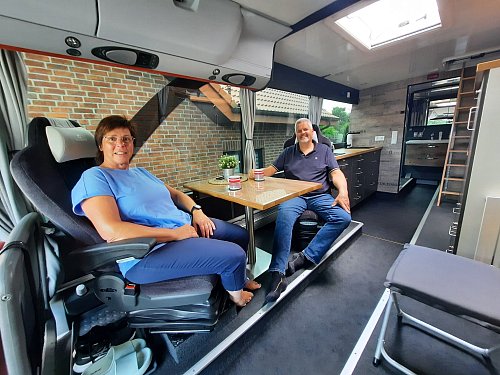 Jürgen und Silke Steinhanses aus Halle in ihrem spektakulären Setra-Reisebus. - © Jonas Damme