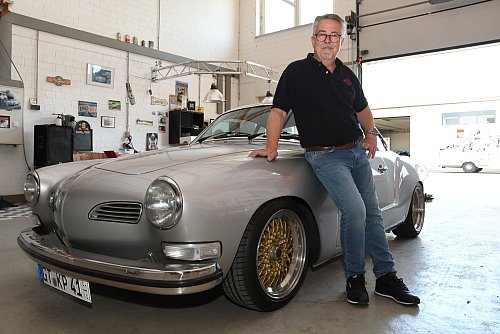 Klaus Pavel mit seinem Karmann Ghia, den er in rund 30 Jahren immer wieder umgebaut hat. - © Jonas Damme