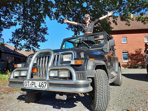 Dorothea Wenzel liebt ihren Chysler-Jeep Wrangler. - © Jonas Damme
