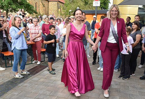 Vor einem Jahr führte Bürgermeisterin Sarah Süß (r.) die neue Heidekönigin Lilith I. durchs Publikum zur Bühne. Wer auf Königin Lilith folgt, wird beim Heidefest verraten. - © Birgit Nolte