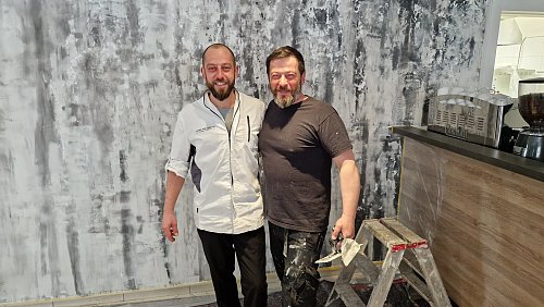 Marcel Attianese (l.) mit seinem Bruder Raffael vor der mit einer speziellen norditaliensichen Maltechnik gestalteten Wand. Am Pfingstwochenende wird der in Siegen geborene Gastronom mit neapolitanischen Wurzeln sein Restaurant Matteo im Haller Stadtzentrum eröffnen. - © Uwe Pollmeier