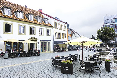 Besonders der Outdoor-Bereich im Café Markt 5 lädt bei gutem Wetter zum gemütlichen Brunch ein. - © Hans-Hermann Igges