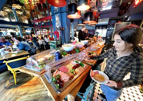 Das Frühstück im ALEX in Gütersloh punktet vor allem mit der großen Auswahl. - © Andreas Frücht
