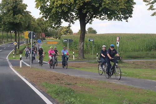 Ende August machte sich eine große Gruppe auf den Weg und weihte mit den Drahteseln den neuen Radweg in Melle ein. Er endet am Lütkemühlenweg an der Grenze zu Borgholzhausen. - © Alexander Heim