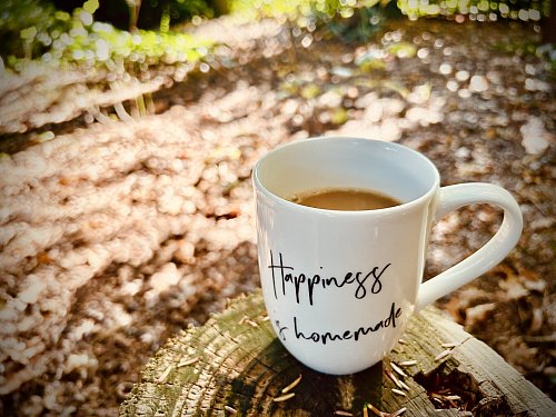 Ganz wichtig bei der Gartenarbeit: Kaffeepause! - © Nicole Donath