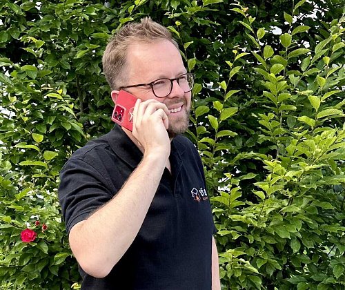 Max Kummrow greift zum Handy, als 1Live auf der Suche nach einem besonderen Dorf ist. Für den Künsebecker ist ganz klar, welcher Ort in so eine Liste gehört. - © Max Kummrow