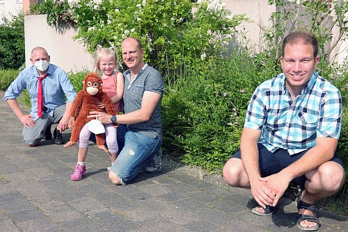 Affi, Feelia und Papa Marc (Bildmitte) genießen mit Christoph König (Die Partei in Steinhagen) und Kai Funke (rechts im Bild) von der UWG den Abendsonnenschein. - © Edwin Rekate