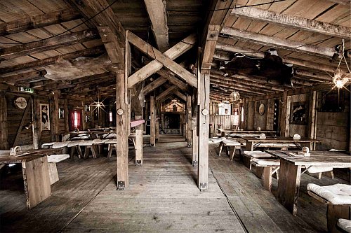 Die Almhütte des Versmolder Unternehmers Frank Otte hat ihren festen Platz bei der Kirmes Sünne Peider. - © Nova Events