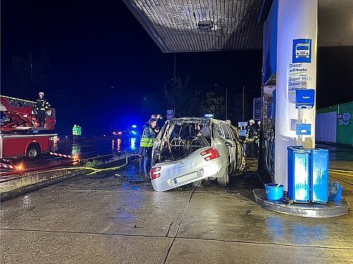 Die Feuerwehr war in der Nacht zu Donnerstag an der Aral-Tankstelle am Gütersloher Nordring im Einsatz. - © Thorsten Heß