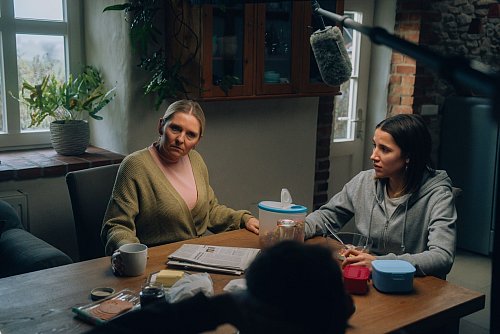 Am Frühstückstisch: Film-Mutter Elena Rommel drängt ihre Tochter, trotz starker Schmerzen in die Schule zu gehen. - © Fynn Niebusch