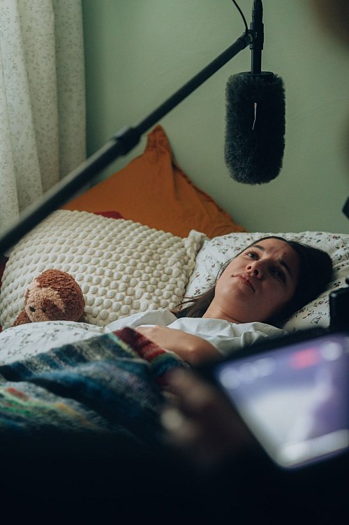 Die Schauspielerin Julie Gekle hat die Hauptrolle übernommen. Sie versetzt sich in den Schmerzen einer Endometriose-Patientin hinein. Schon der Start in den Tag wird zum Albtraum. - © Fynn Niebusch