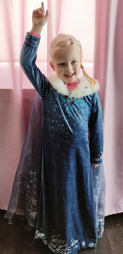 Die fünfjährige Feelia leidet an einer Blutkrankheit. Das sonst so lebensfrohe Mädchen, das auf diesem Foto als Prinzessin verkleidet ist, braucht dringend eine Stammzellenspende. - © Marc Blume