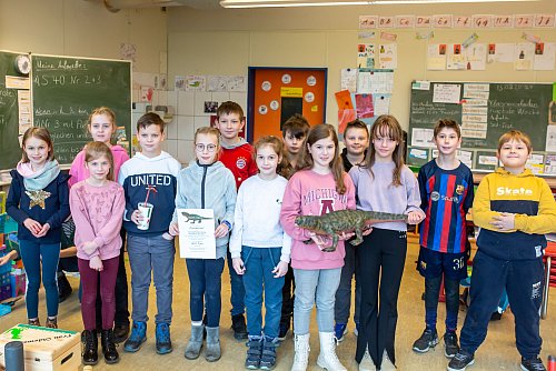 "Herr Dino" heißt eine der beiden Figuren - dank der Dino-Klasse der Violenbachschule (Süd). - © Andre Schneider