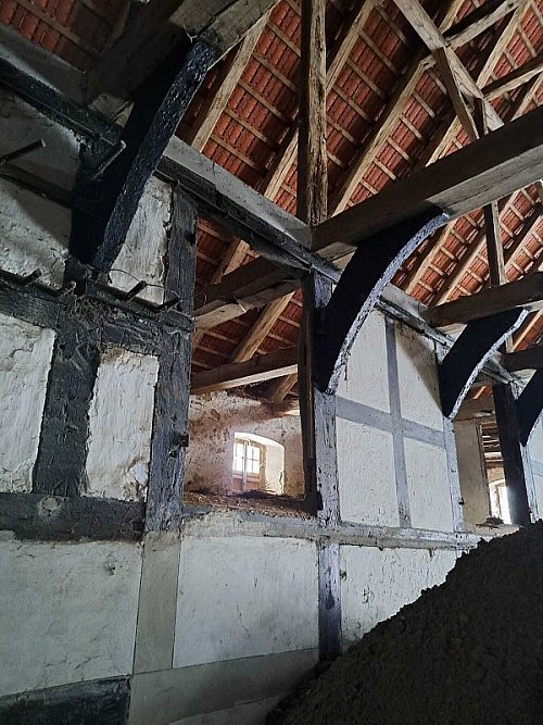 Die Fachwerkwände in der Deele des Hofes Overbeck sind erhalten geblieben. - © Silke Derkum-Homburg