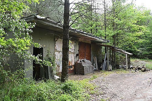 An und in den Gebäuden und Bunkern der Nato-Station scheint die Zeit seit den 1980er-Jahren still zu stehen - wäre da nicht der Vandalismus. - © Jonas Damme