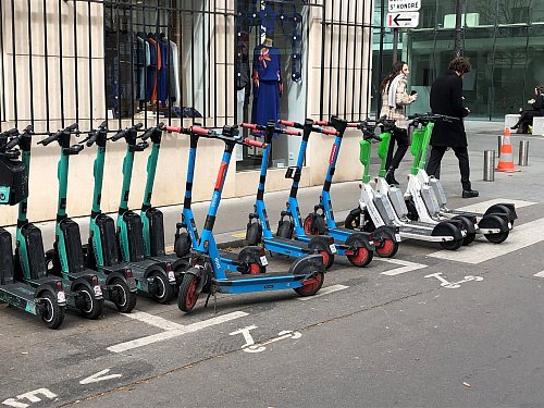 Künftig werden die türkisfarbenen E-Scooter der Marke Tier das Blau der Marke Dott (Mitte) tragen. - © dpa