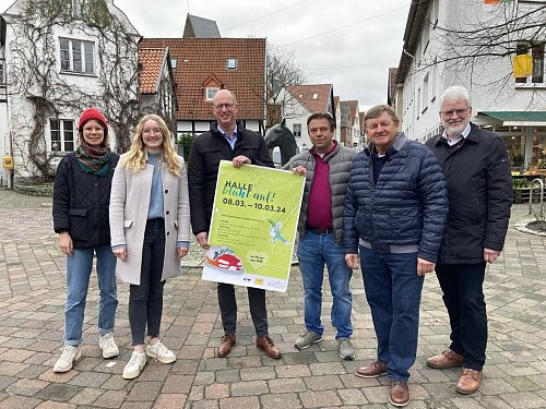 Jana Wieking (Kulturbüro, v.l.), Laura Krause (Kultubüro), Bürgermeister Thomas Tappe, Klaus Rasch (Schausteller), Bernd Tovar (Schausteller) und Dieter Büsselberg (HIW-Vorsitzender) freuen sich auf die Frühjahrskirmes und den verkaufsoffenen Sonntag am zweiten Märzwochenende. - © Uwe Pollmeier