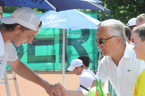 Jan-Lennard Struff (l.) war jahrelang Spitzenspieler im TC BW Halle. Zur Familie Weber - das Foto zeigt den mittlerweile verstorbenen Gerhard Weber (r.) - pflegt er noch immer ein gutes Verhältnis. - © Christian Helmig