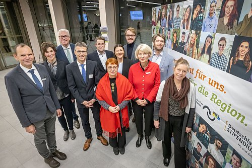 Begrüßten die Stipendiaten (v. l.): Jürgen Krahl (Studienfonds-Vorstandsvorsitzender und Präsident der TH OWL ), Katja Urhahne (Geschäftsführerin ), Jürgen Wannhoff (Kuratoriumsmitglied), Dario Anselmetti (Prorektor der Universität Bielefeld), Ralf Steffens (Geschäftsführer der Hesse GmbH ), Birgitt Riegraf (Präsidentin der Universität Paderborn), Ronahi Kina (Stipendiatin), Tobias Tönsfeuerborn (Alumnus), Ingeborg Schramm-Wölk (Präsidentin der Hochschule Bielefeld), Tristan Niewöhner (Geschäftsführer der persomatch GmbH und Kuratoriumsmitglied) und Godelieve Schrama (Prorektorin der HfM Detmold). - © Stiftung Studienfonds OW