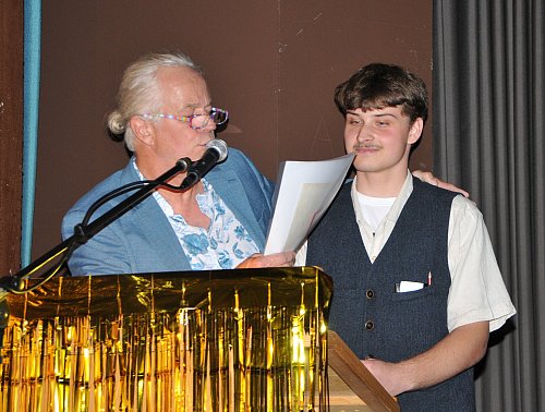 Schulleiter Frank Kahrau verlieh Justin Funke den Social Award für außerordentliches Engagement während der Schulzeit. - © Frank Jasper