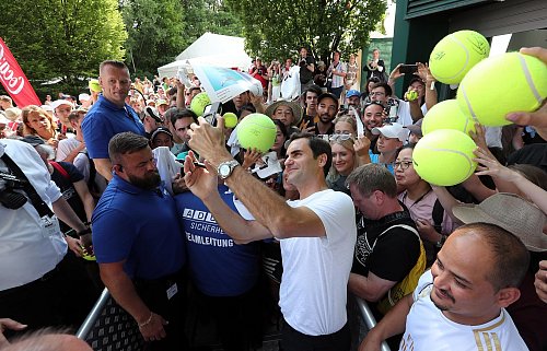 Roger Federer nahm sich im Anschluss an seine Ehrung besonders viel Zeit für seine Fans. - © Wolfgang Rudolf