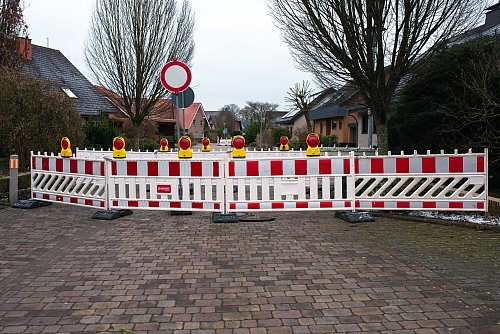 Nichts geht mehr in Versmolds Kornstraße: Das Loch in der Stichstraße wirkt zwar unspektakulär, aber zieht dennoch eine Vollsperrung nach sich. - © Andre Schneider