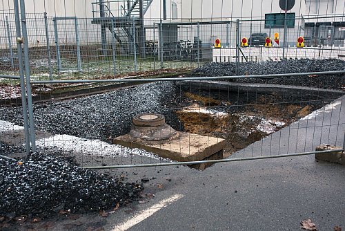 Riesenloch in der Straße Im Industriegelände. Der Verkehr in Versmold muss sich an dieser Stelle neue Wege suchen. - © Andre Schneider