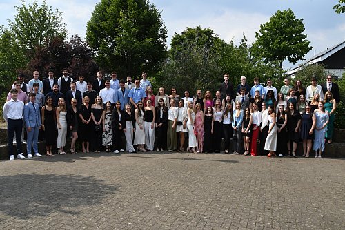 80 Gymnasiastinnen und Gymnasiasten feiern ihr Abitur im SteinGy. - © Jonas Damme