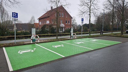 Es gibt zwei TWO-Elektroladesäulen für vier E-Autos, deren Stellplätze grün markiert sind. - © Uwe Pollmeier