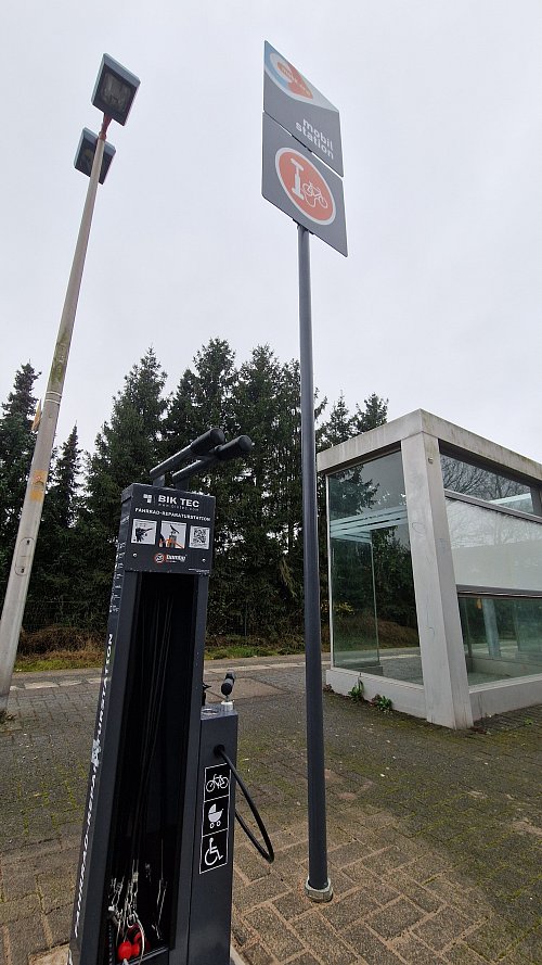 An der Reparaturstation gibt es das gängigste Werkzeug. - © Uwe Pollmeier