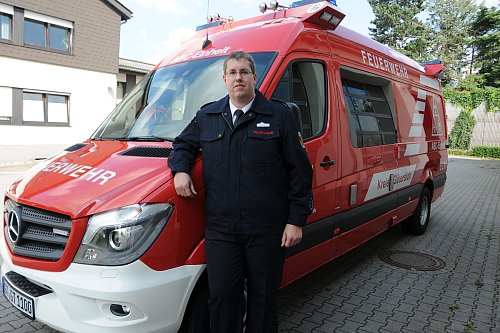 Feuerwehrleiter Christian Herden sucht drigend neue Mitglieder für die vier Haller Löschzüge. - © Marc Uthmann
